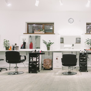 Ол кискасымен балюстерде отырады Ол кискасымен балюстерде отырады