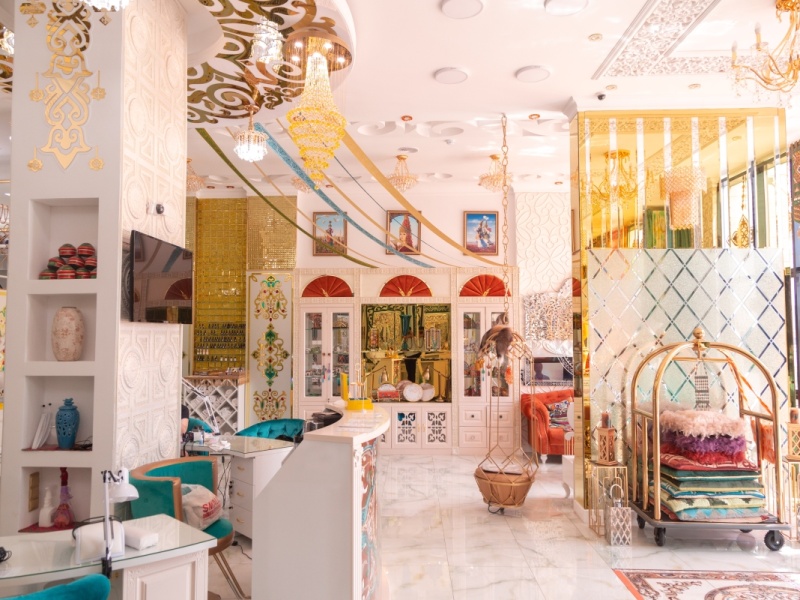 Порно жетілген үй шаруасындағы әйел жас жігітпен Ол ұялы телефонды кискасына тығып, қосты.