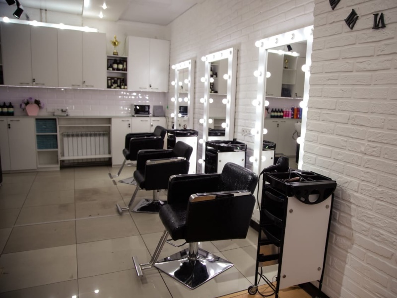 Самые лучшие парикмахерские в алматы. Салон красоты алматы. Алма парикмахерская. Красное яблоко салон красоты выхино. Красное яблоко салон красоты выхино.